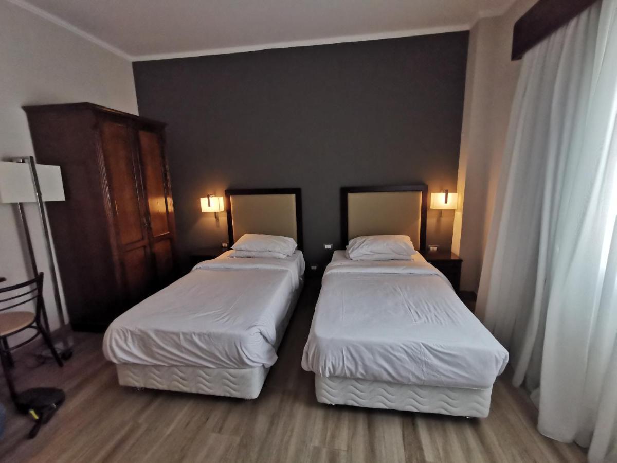 Green Plaza Inn "'Business &Families Only"' Alexandria Bagian luar foto
