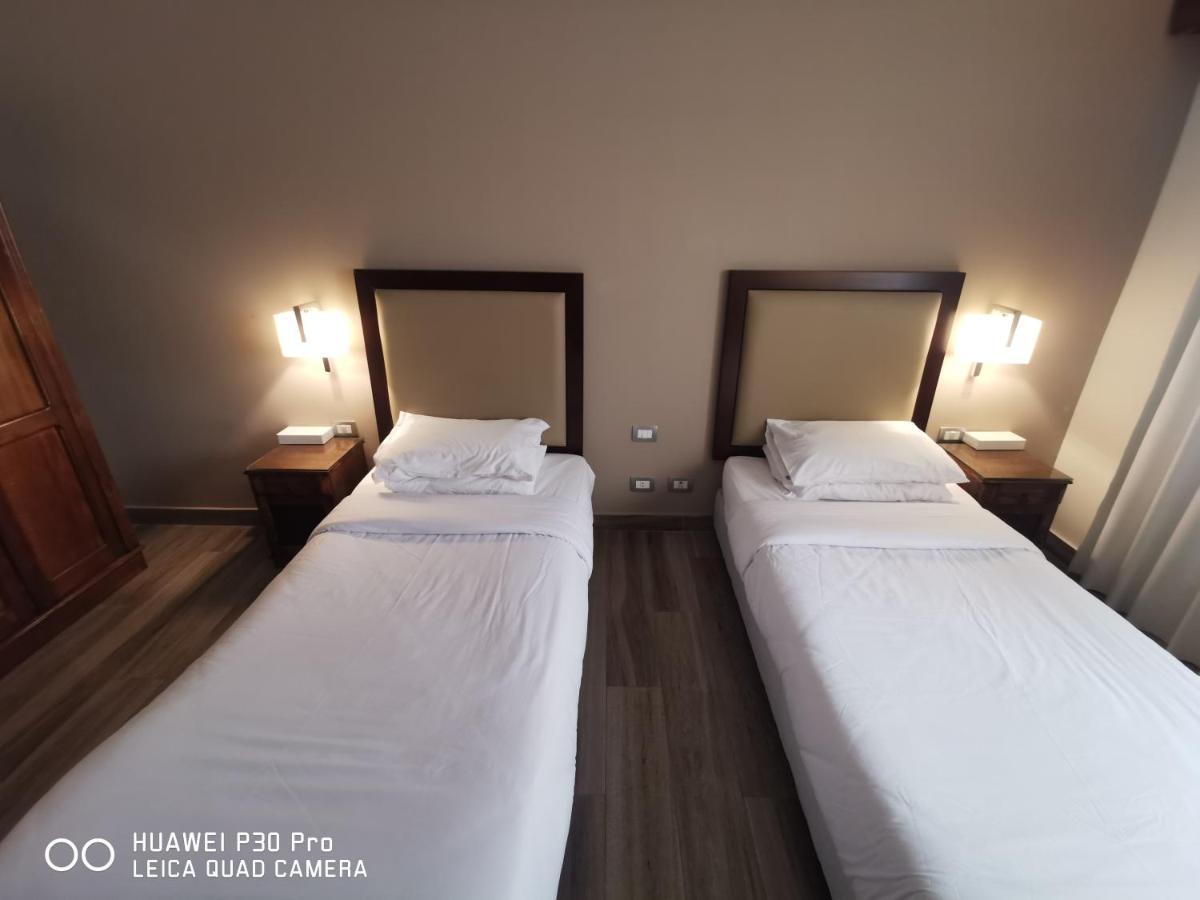 Green Plaza Inn "'Business &Families Only"' Alexandria Bagian luar foto