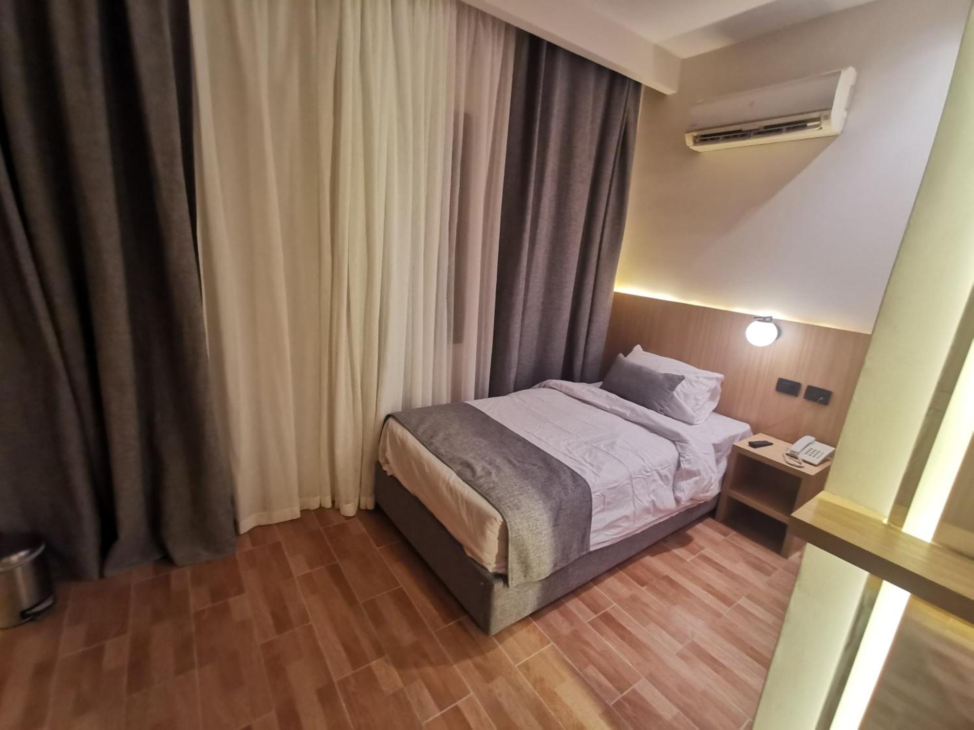 Green Plaza Inn "'Business &Families Only"' Alexandria Bagian luar foto
