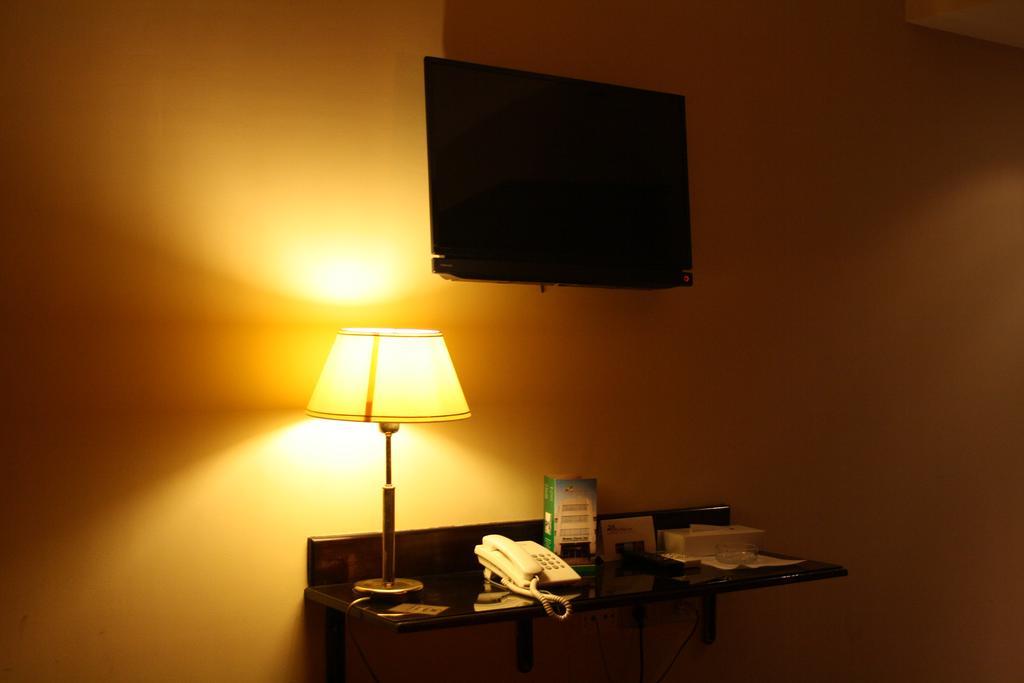 Green Plaza Inn "'Business &Families Only"' Alexandria Bagian luar foto